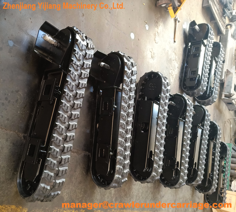 Rubber tracked undercarriage solar cleaning equipment