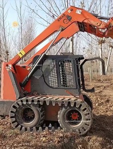 Skid steer loader with rubber track